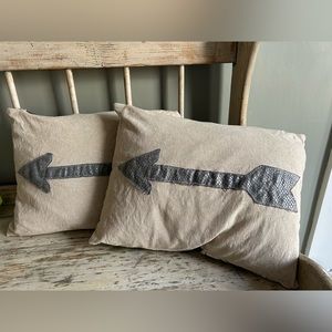 Set of 2 Arrow throw pillows